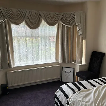 King Bedroom With A Private Bathroom In A Quiet Area Wythenshawe Extérieur photo