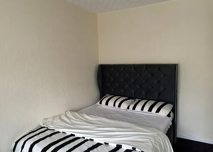 King Bedroom With A Private Bathroom In A Quiet Area