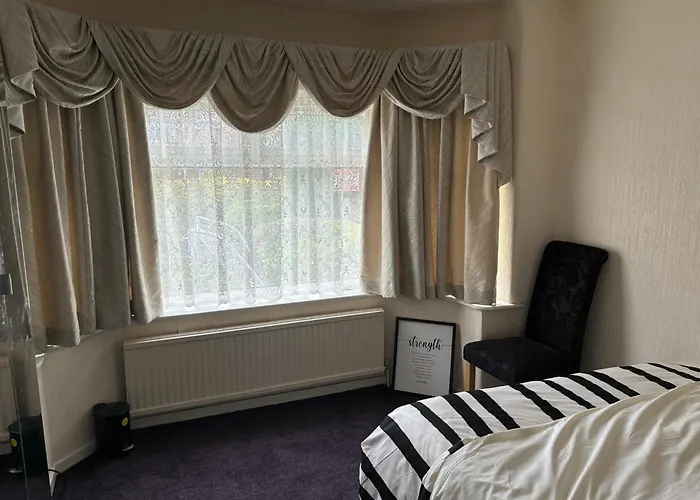 King Bedroom With A Private Bathroom In A Quiet Area