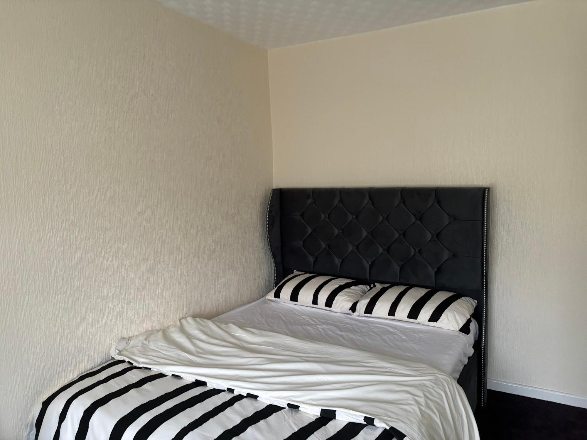 King Bedroom With A Private Bathroom In A Quiet Area *