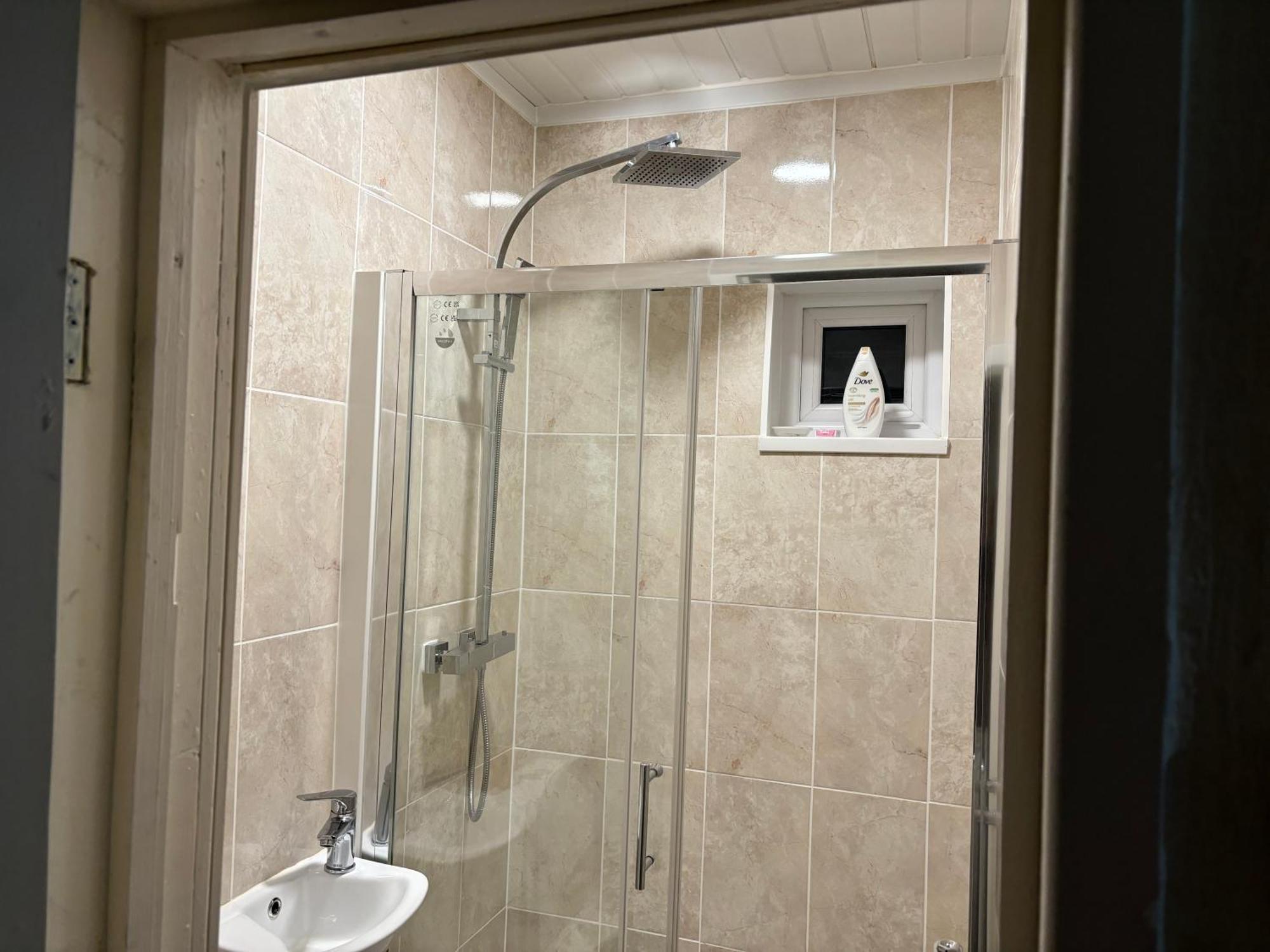 King Bedroom With A Private Bathroom In A Quiet Area * Wythenshawe