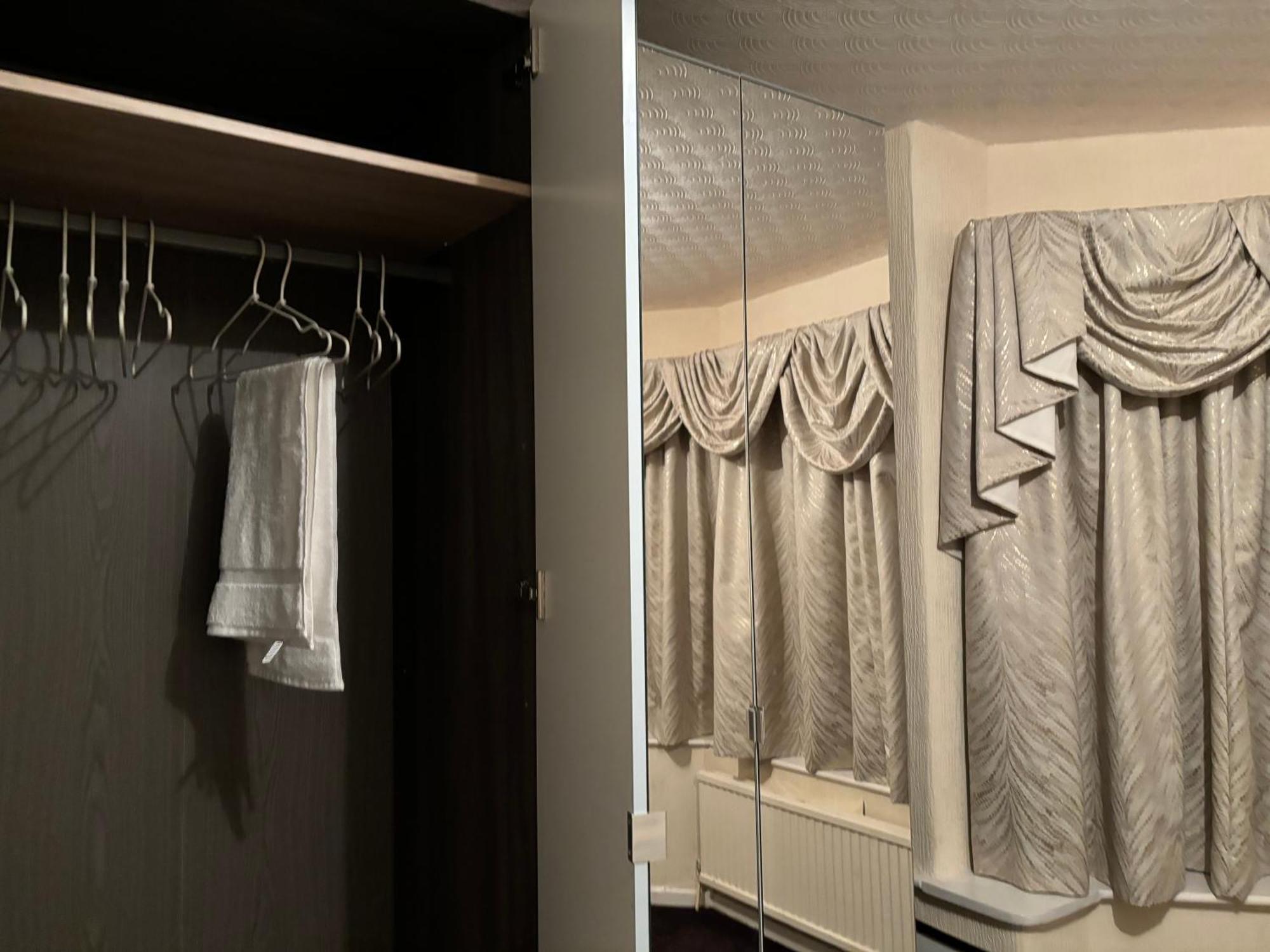 King Bedroom With A Private Bathroom In A Quiet Area Wythenshawe