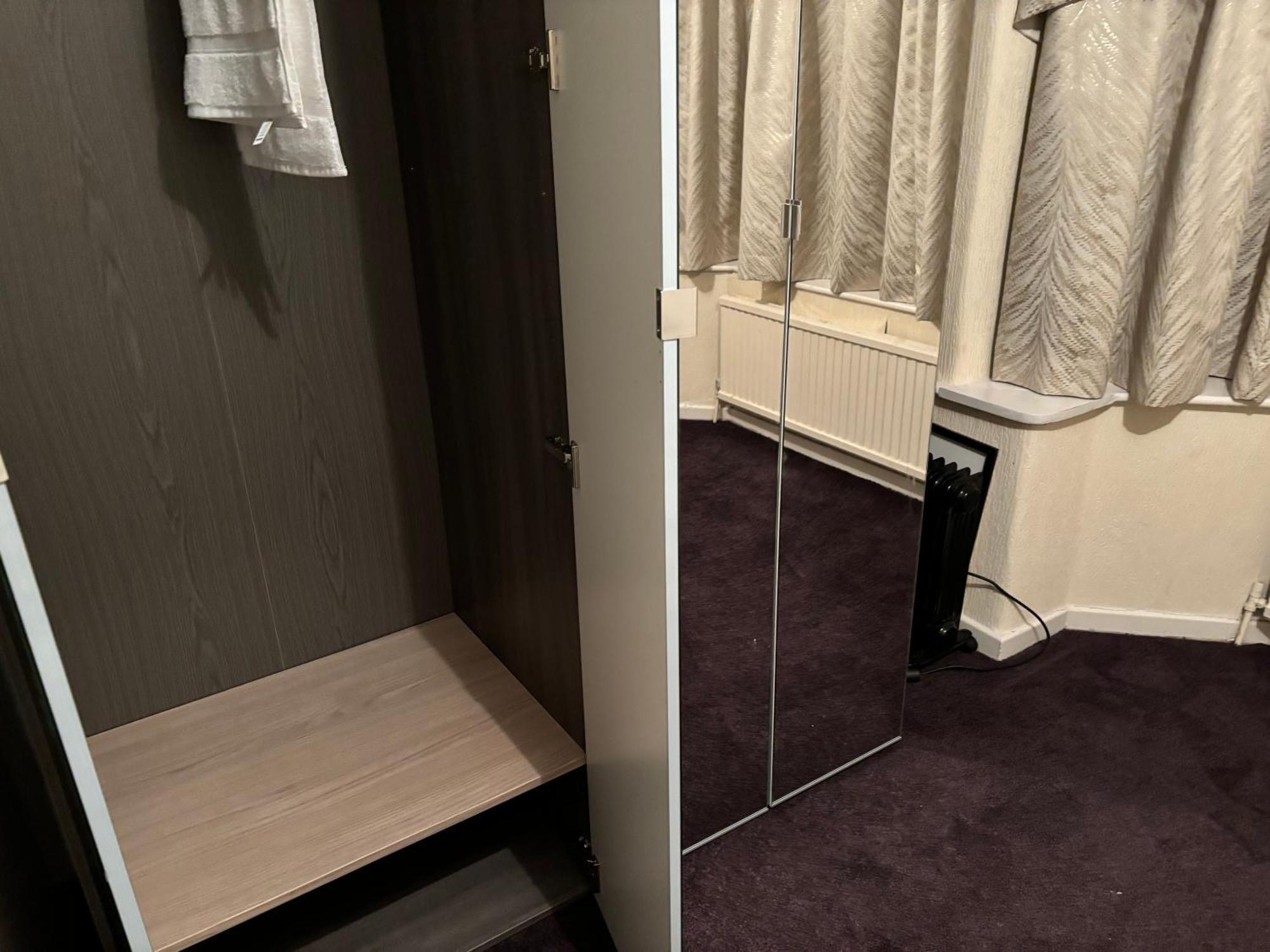 King Bedroom With A Private Bathroom In A Quiet Area Homestay Wythenshawe