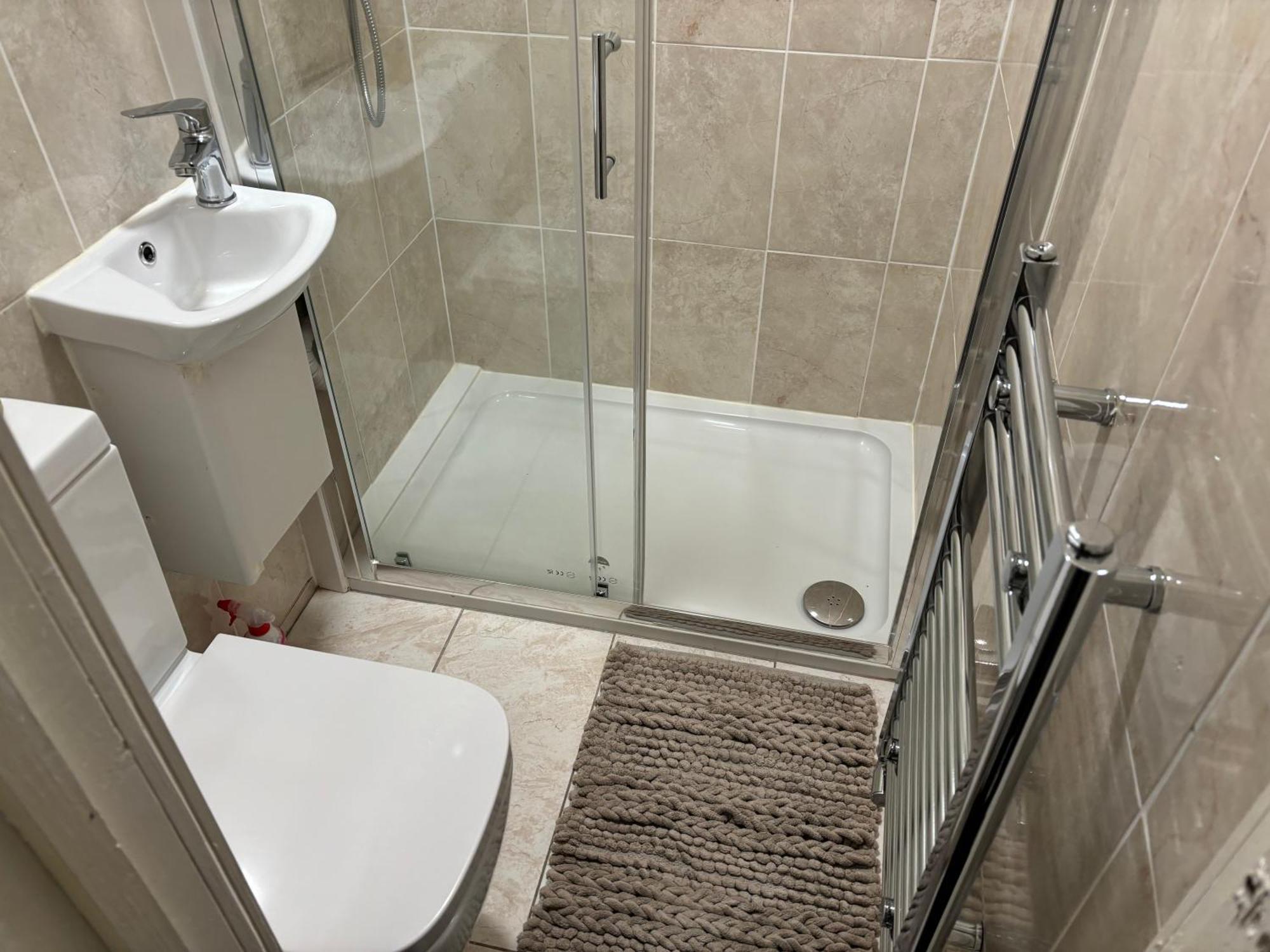 King Bedroom With A Private Bathroom In A Quiet Area Wythenshawe