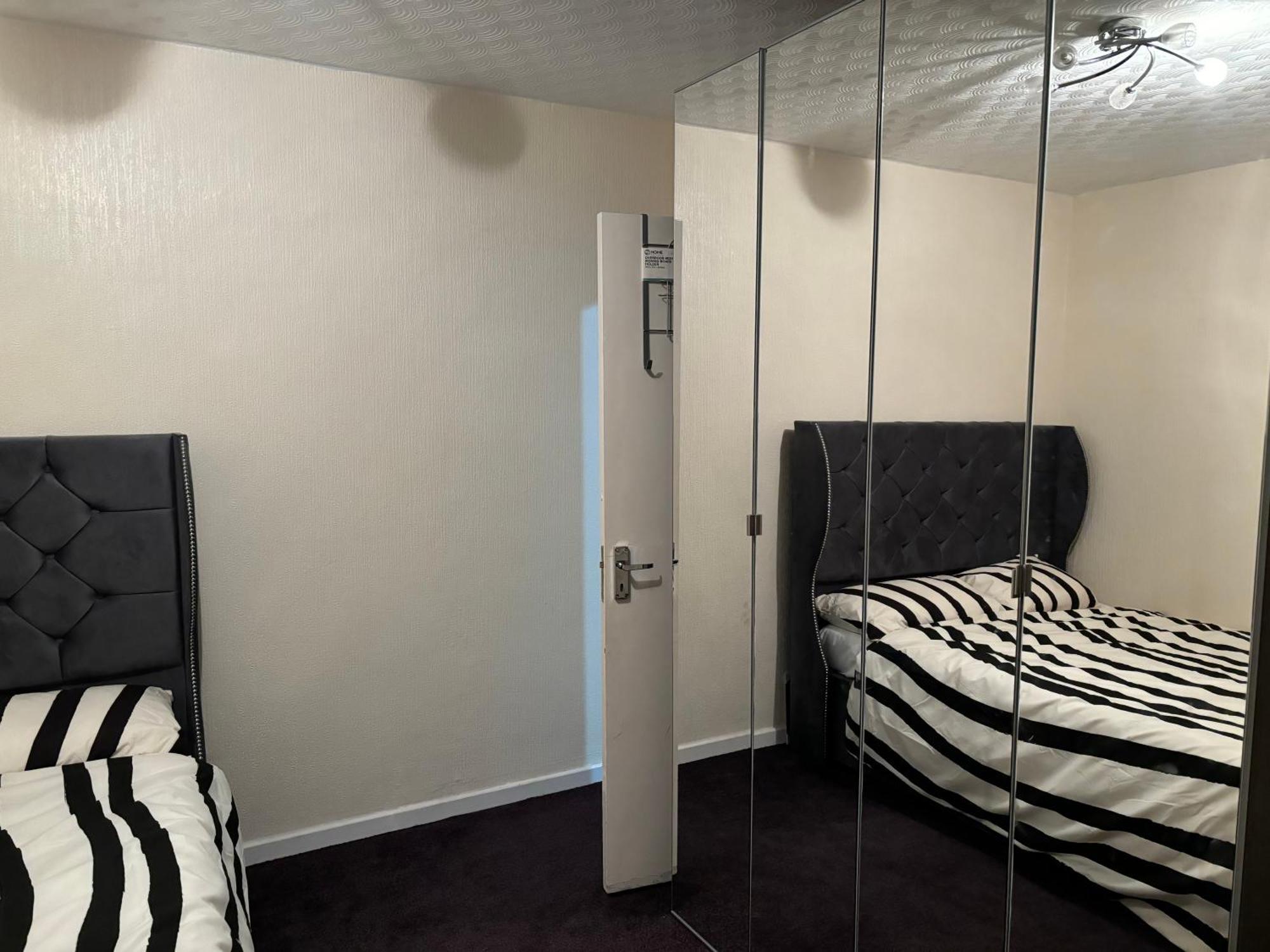 King Bedroom With A Private Bathroom In A Quiet Area * Wythenshawe